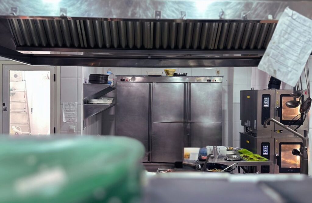 Neptuno, Jornadas Gastronómicas del Pulpo y la Carxofa cerca de Peñíscola. Vista interior de la cocina del restaurante.