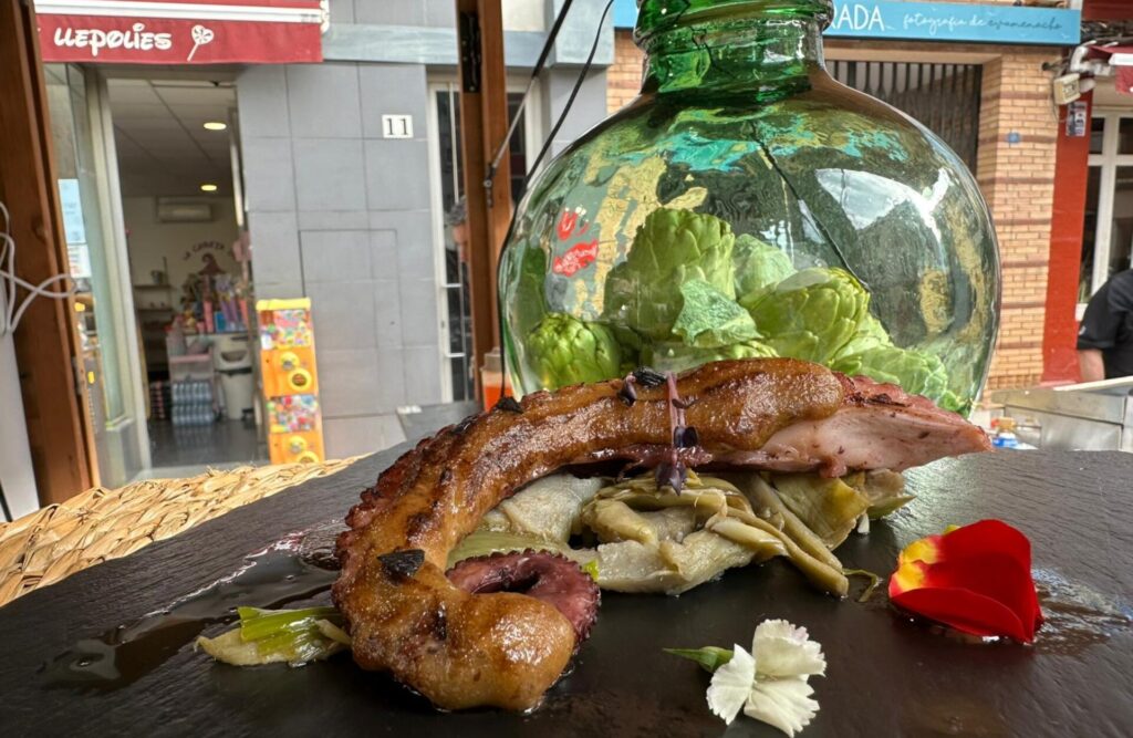 Neptuno, Jornadas Gastronómicas del Pulpo y la Carxofa cerca de Vinaròs. Pata de pulpo planchada con pétalos de alcachofa.