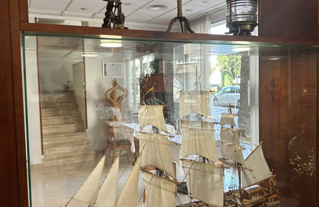 Neptuno, Jornadas Gastronómicas del Pulpo y la Carxofa en Benicarló. Barco pirata en una vitrina.