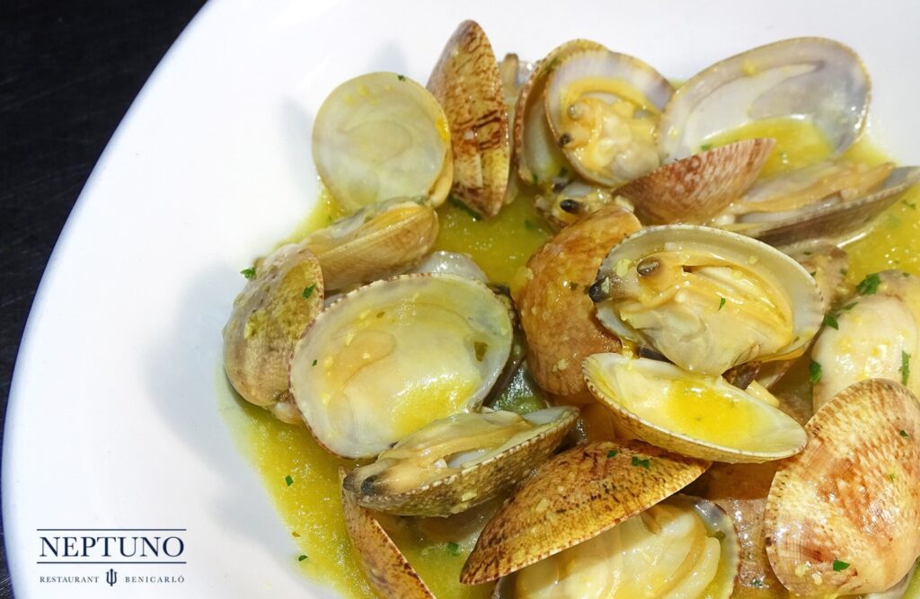 Neptuno, Marisquería cerca de Cálig. Almejas a la marinera con limón.