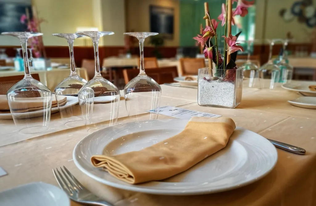 Neptuno, Marisquería cerca de Peñíscola. Mesa para 4 personas preparada para la visita de futuros clientes.