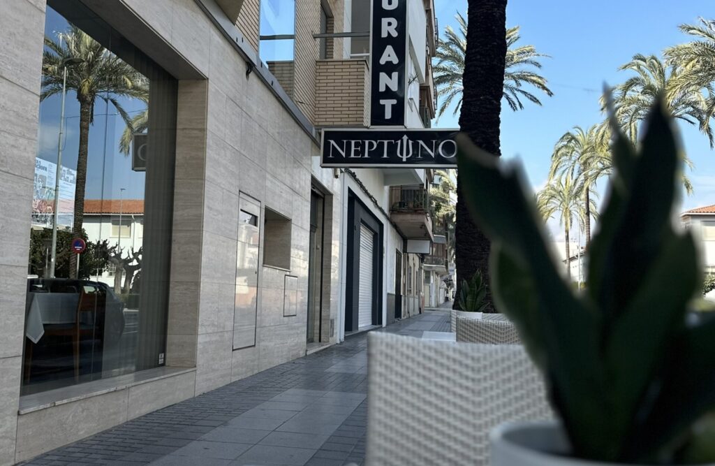 Neptuno, Marisquería cerca de Vinaròs. Entrada al restaurante Neptuno .