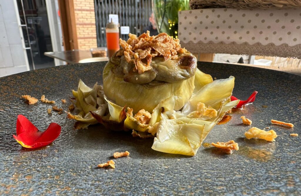 Neptuno, Restaurante cerca de Cálig. Alcachofa cocinada con cebolla frita por encima.
