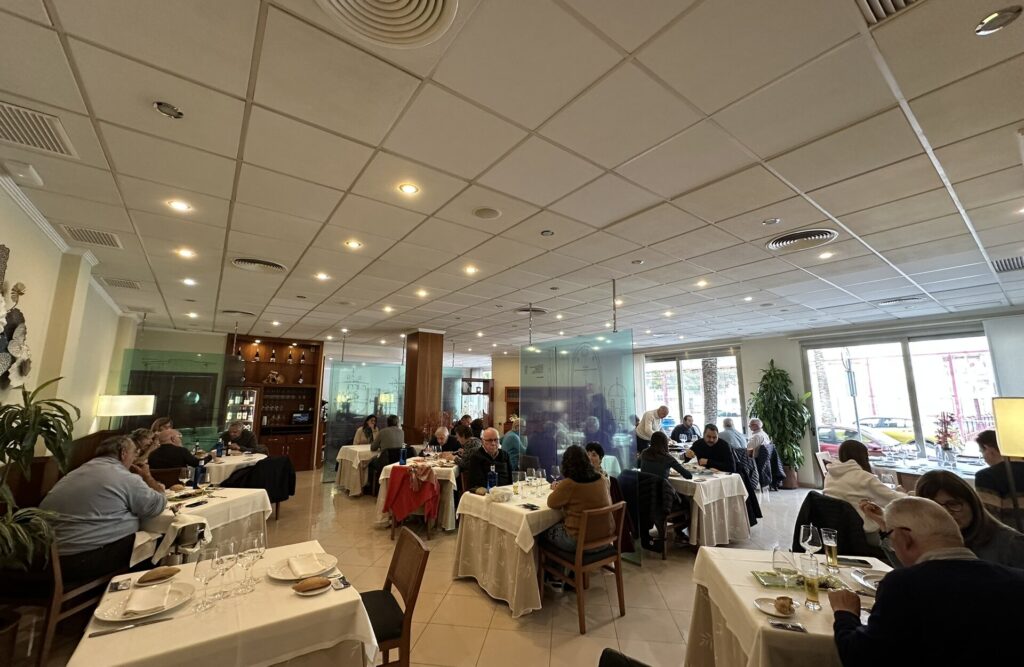 Neptuno, Restaurante cerca de Cálig. La zona de restauración del Neptuno en hora punta.