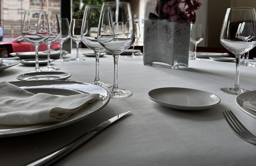 Neptuno, Restaurante cerca de Peñíscola. Mesa del restaurante Neptuno preparada para servir a clientes.