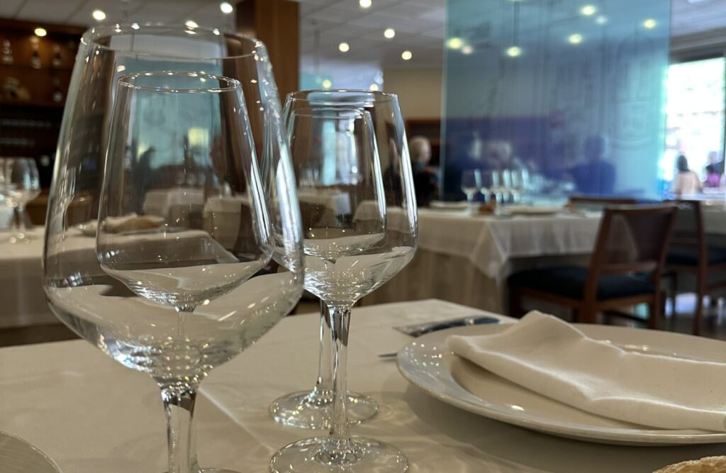 Neptuno, Restaurante cerca de Vinaròs. Mesa para 2 preparada para 2 futuros clientes.