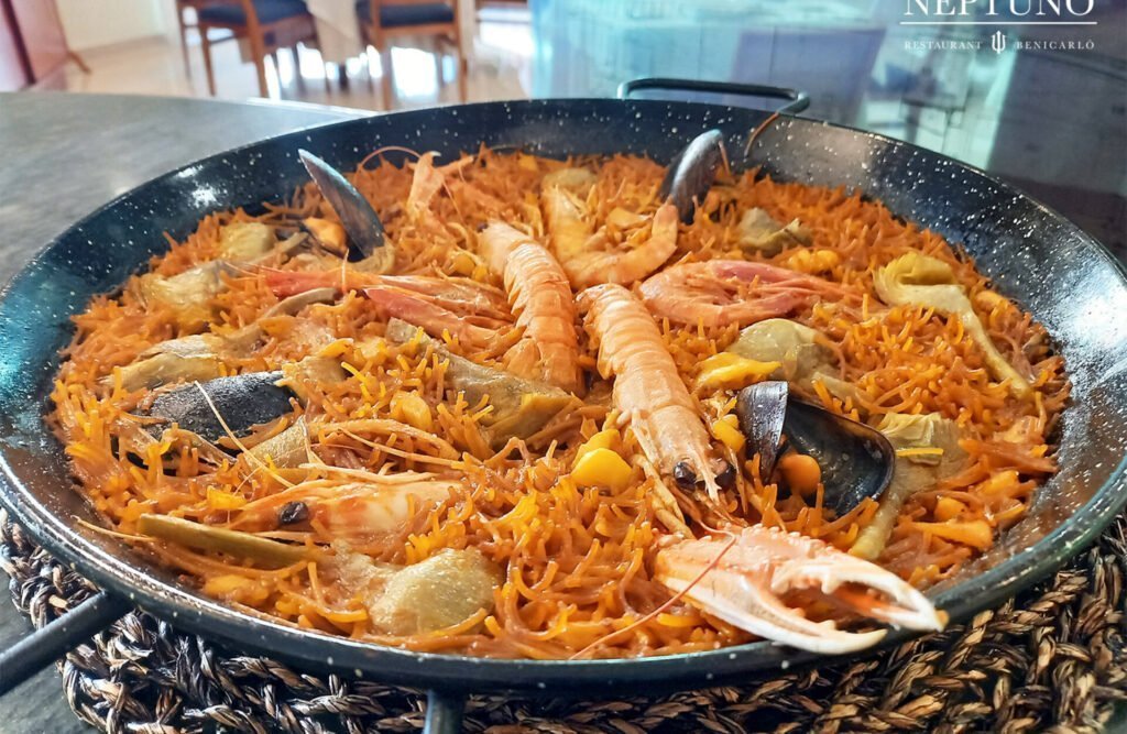 Neptuno, Restaurante en Benicarló. Fideuá de gambas y alcachofas.