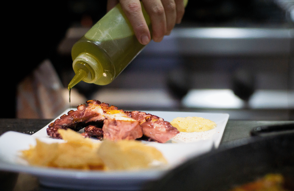 Neptuno, Mariscos frescos del día cerca de Peñíscola. Aceite siendo echado sobre el pulpo.