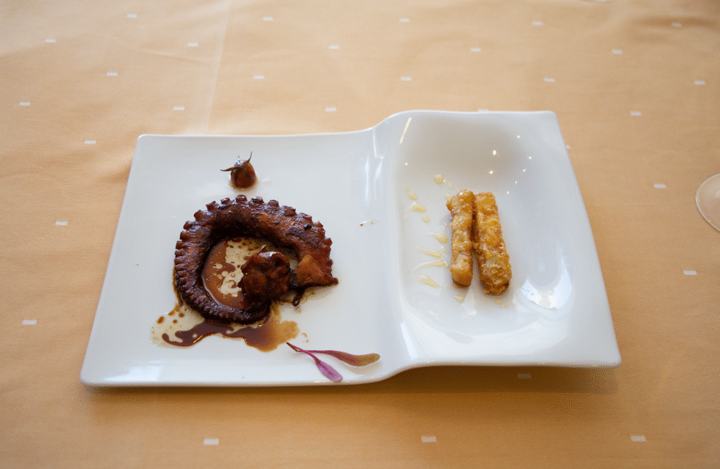 Neptuno, Mariscos frescos del día cerca de Vinaròs. Plato de degustación de palitos de queso con pulpo.