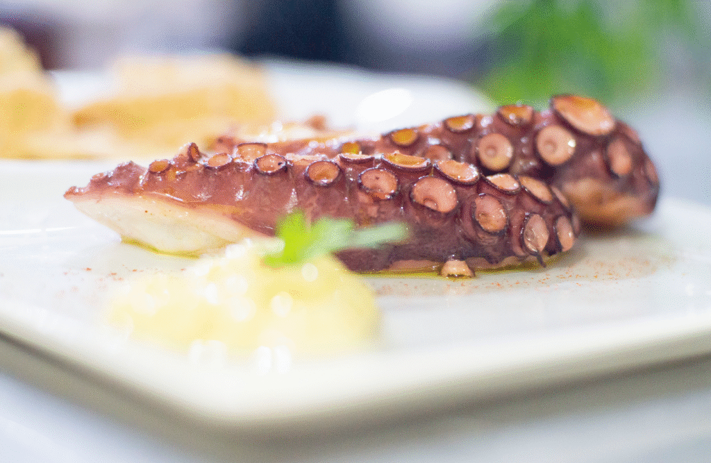 Neptuno, Mariscos frescos del día en Benicarló. Pulpo ahumado.
