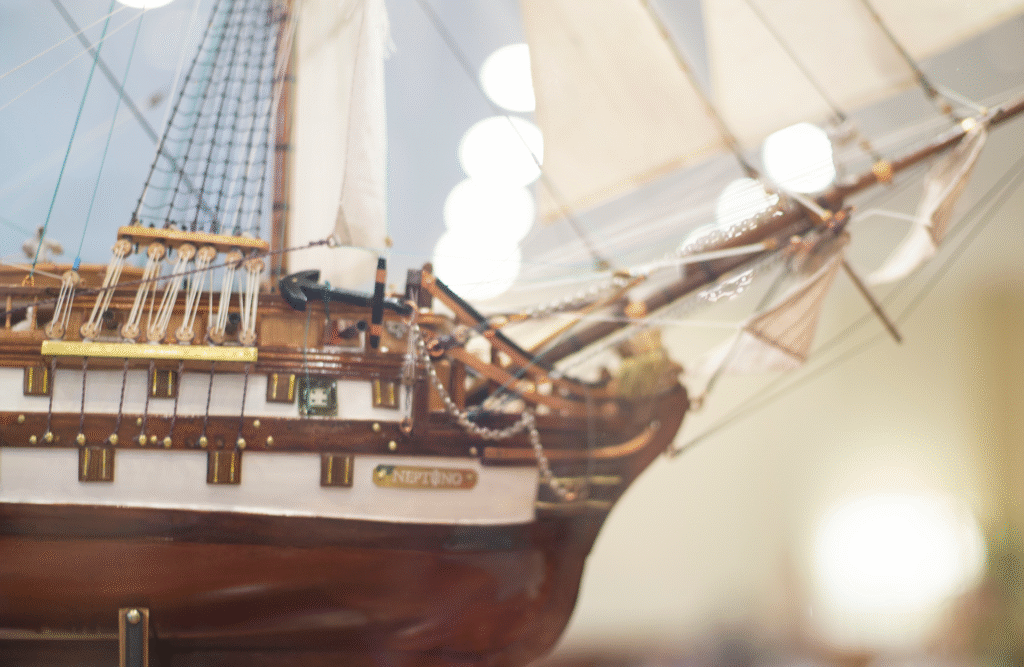 Neptuno, restaurante para eventos cerca de Peñíscola. Barco en miniatura dentro de expositor.