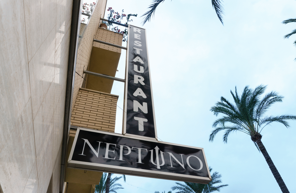 Neptuno, restaurante para eventos cerca de Vinaròs. Cartel del local.
